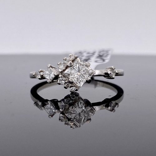 Asszimetrikus fehérarany gyűrű gyémántokkal