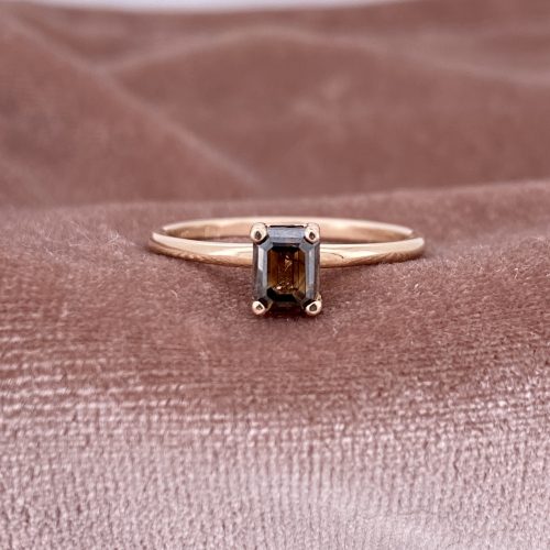 Vörös arany eljegyzési gyűrű (0,45 ct barna gyémánt)