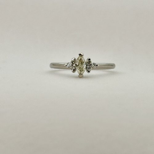 Fehérarany eljegyzési gyűrű marquise csiszolású gyémánttal