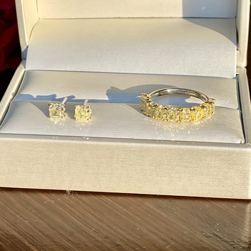 Jewelry set with fancy yellow cushion diamonds (3,79 ct)